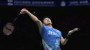 Pebulu tangkis tunggal putra Indonesia, Jonatan Christie melancarkan smes saat menghadapi wakil China, Li Shi Feng pada laga final Badminton Asia Championship 2024, Minggu (14/4/2024) di Ningbo Olympic Sports Center Gymnasium, China. (AP Photo)