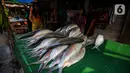 Warga membeli ikan bandeng di kawasan Rawa Belong, Jakarta  Barat, Jumat  (9/2/2024). (Liputan6.com/Angga Yuniar)