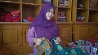 Siapa sangka sosok wanita kelahiran 1976 ini menjadi sosok sentral dari keberlangsungan batik khas Indramayu.