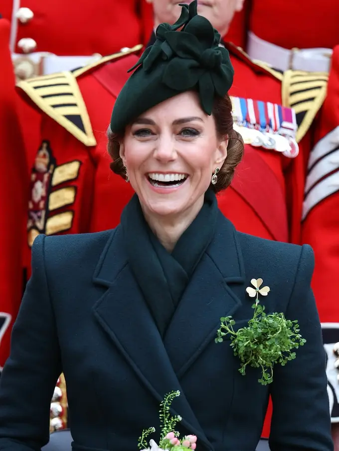 Tampilan Berseri Kate Middleton di Peringatan St. Patrick Sebagai Kolonel Garda Irlandia dengan Gaun Lawas Hijau Gelap