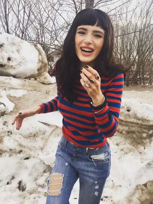 Lagi, Bella Thorne tampil casual dengan rambut hitam. Manis bgt ya! (instagram/bellathorne)