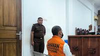 Eks Kapolres Ngada AKBP Fajar Widyadharma Lukman saat menjalani sidang perdana (Liputan6.com/Ola Keda)