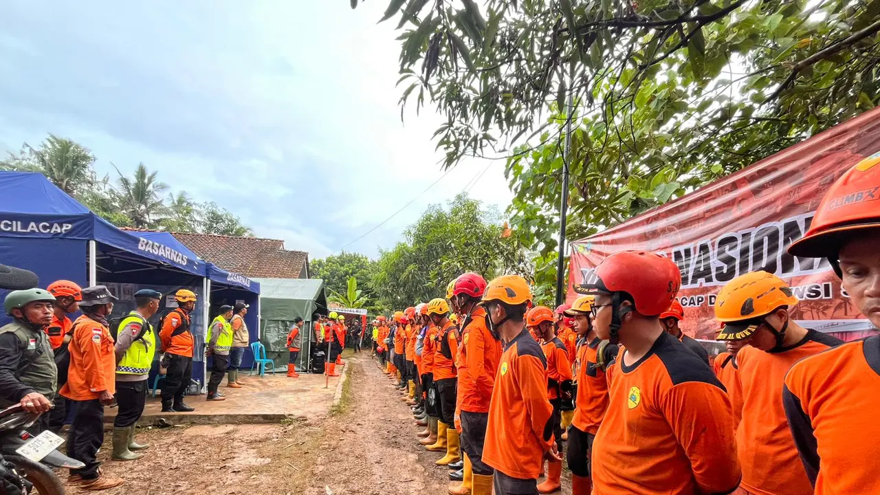 Tim SAR gabungan breafing sebelum operasi pencarian korban longsor Cibeunying, Majenang, Cilacap pada hari ketiga pencarian, Minggu (16/11/2025) (Liputan6.com/Basarnas Cilacap)