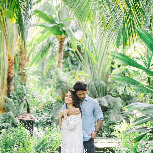 6 Potret Pemotretan Honeymoon Ibnu Jamil dan Ririn Ekawati, Romantis
