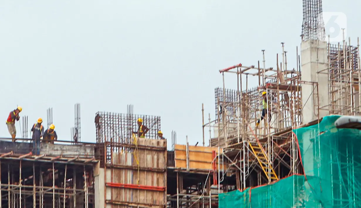 Suasana proyek pembangunan konstruksi LRT dan gedung bertingkat di Jakarta, Selasa (17/11/2020). Data IISA menunjukkan penurunan demand baja global hingga lebih dari 50 persen. (Liputan6.com/Angga Yuniar)