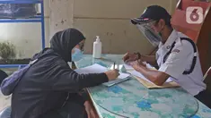 Pasien sembuh COVID-19 mengisi data penjemputan seusai meninggalkan ruangan isolasi Graha Wisata Ragunan di Jakarta, Jumat (29/1/2021). Sebanyak 68 pasien covid-19 dari total 81 pasien yang melakukan isolasi di tempat tersebut telah dinyatakan sembuh. (Liputan6.com/Herman Zakharia)