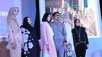 Carolina Septerita, Ivan Rifaldi, dan Hepidavid mendemonstrasikan penggunaan Wardah Instaperfect di Wardah Beauty Conference.