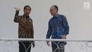 Presiden Jokowi dan Presiden Bank Dunia Jim Yong Kim berbincang santai di beranda Istana Kepresidenan Bogor, Rabu (4/7). Kunjungan Presiden Bank Dunia itu dalam rangka persiapan kegiatan Annual Meeting IMF-World Bank di Bali. (Liputan6.com/Angga Yuniar)
