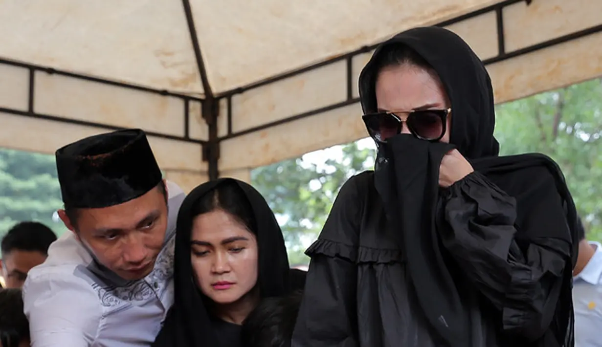 Sambil bercucuran air mata, Kiki terlihat hanya bisa pasrah dan berdiam diri ketika menyaksikan ayahnya dimasukan ke dalam liang lahat. Ia juga tampak berusaha ikhlas melepas kepergian itu untuk selamanya. (Deki Prayoga/Bintang.com)