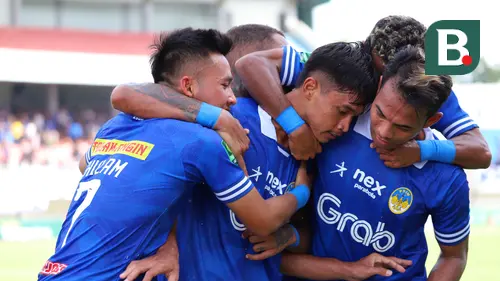 Para pemain PSIM Yogyakarta merayakan gol yang dicetak oleh Alfriyanto Nico ke gawang PSMS Medan dalam laga Grup X babak 12 Besar Pegadaian Liga 2 2023/2024 di Stadion Mandala Krida, Yogyakarta, Jumat (12/1/2024) sore WIB. PSIM menang 2-1 atas PSMS dalam laga ini. (Bola.com/Ana Dewi)