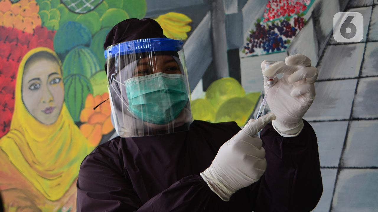 Pedagang Pasar Cisalak Depok Jalani Vaksinasi COVID-19