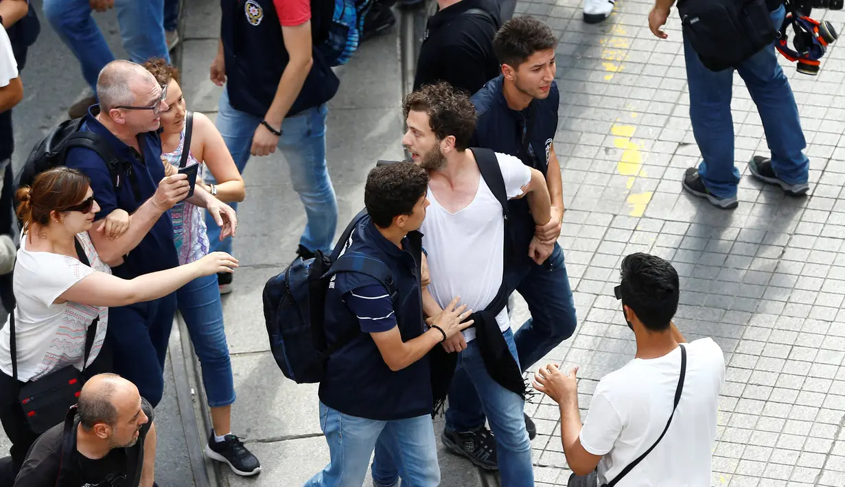Polisi anti-huru-hara membubarkan pegiat gay di Istanbul, Minggu (26/6). Ratusan orang berkumpul di Istiklal Avenue, untuk melancarkan pawai tahunan LGBTI, meskipun larangan diumumkan oleh Pemerintah Turki satu pekan sebelumnya. (REUTERS/Osman Orsal)