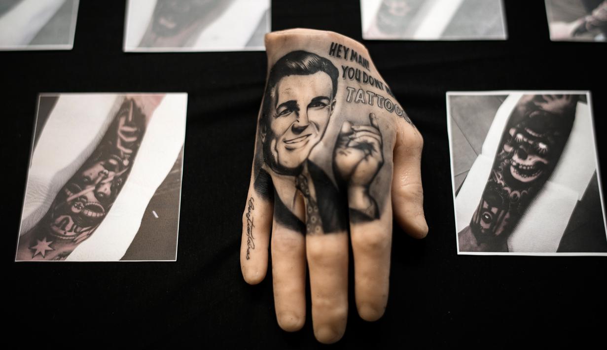 Sebuah tangan tiruan bertato dipajang di salah satu stan Paris Tattoo Convention di Grand Halle de la Villette, Paris, Prancis, Jumat (9/3). Paris Tattoo Convention berlangsung dari tanggal 9 sampai 11 Maret. (Philippe LOPEZ/AFP)