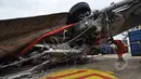 Seorang petugas memperhatikan kondisi bangkai badan pesawat Airasia QZ8501 yang berhasil dievakuasi, Pelabuhan Tanjung Priok, Jakarta, Senin (2/3/2015). (Liputan6.com/Faizal Fanani)