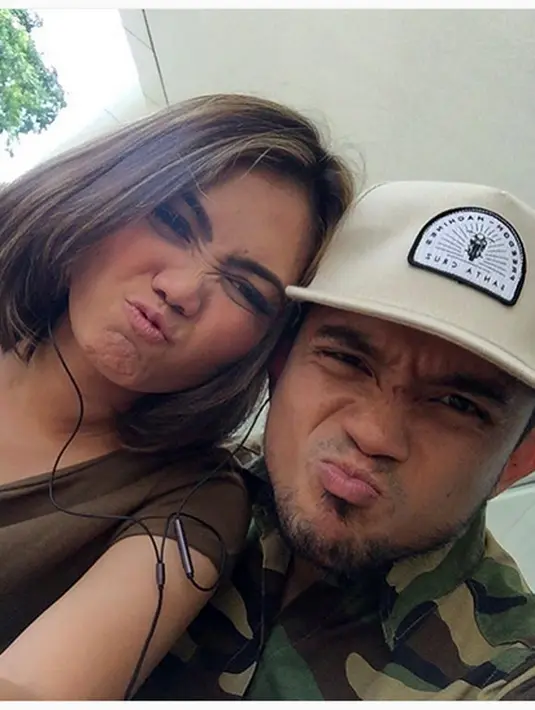 Beberapa bulan lagi, pasangan yang belum lama menjalin kasih Rina Nose dan Fakhrul Razi segera mengakhiri kesendiriannya. (Instagram/ @fakhrulrazifr)