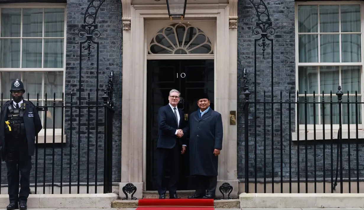 Presiden Republik Indonesia, Prabowo Subianto (kiri) berjabat tangan dengan Perdana Menteri Inggris Keir Starmer di depan 10 Downing Street, di pusat kota London, pada 21 November 2024. (Foto: No10 Downing Street/Kantor PM Inggris)