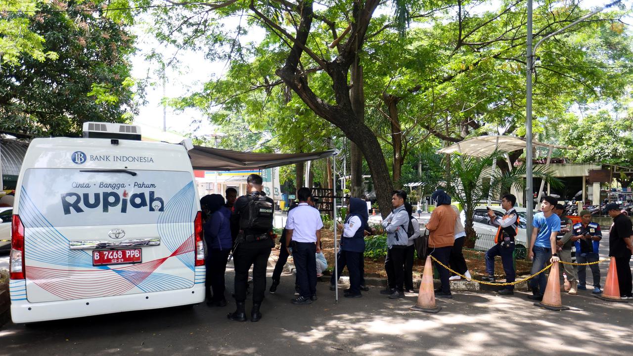 FOTO: Antrean Warga Tukar Uang Baru di Kas Keliling Bank Indonesia