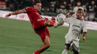 Gelandang Bali United, Thijmen Goppel berebut bola dengan winger PSS Sleman, Riko Simanjuntak dalam laga pekan pertama BRI Super League 2026/2027 di Stadion Kapten I Wayan Dipta, Gianyar, Bali, Jumat (4/9/2026). (Dok. Bali United)