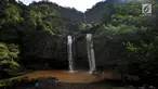 Wisatawan mengambil gambar curug Sodong Kembar di kawasan Ciletuh Geopark, Sukabumi, Sabtu (23/6). Tempat ini kian populer karena keindahan alamnya dan batuan alamnya yang dihadirkan di setiap obyek wisata di Geopark Ciletuh. (Merdeka.com/Arie Basuki)