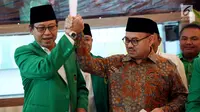 Ketum PPP Muktamar Jakarta Djan Faridz dan bakal Cagub Jawa Tengah dari Partai Gerindra, Sudirman Said bergandeng tangan saat mendeklarasikan dukungan disela Rapat Pimpinan Nasional (Rapimnas) PPP di Jakarta, Rabu (20/12). (Liputan6.com/JohanTallo)
