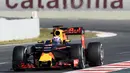 Pebalap Infiniti Red Bull Racing, Daniel Ricciardo mencatat waktu terbaiknya 1m25,235s pada sesi kedua tes pramusim di Sirkuit Catalunya, Barcelona, Rabu (2/3/2016). Malam WIB. (AFP/Josep Lago)
