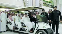 Raja Arab Saudi Salman Bin Abdulaziz Al Saud saat mengunjungi lokasi jatuhnya crane di Masjidil Haram, Kota Mekah, Arab Saudi. Raja akan terus menginvestigasi dan menyelidiki jatuhnya crane. (REUTERS/ Bandar al-Jaloud)