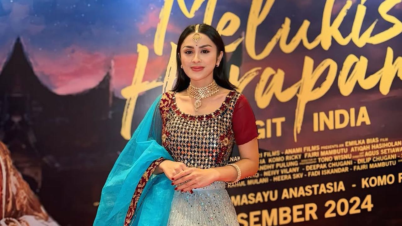 Pakai Baju Saree, Selvi Kitty di Gala Premier Film 'Melukis Harapan di Langit India