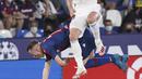 Pemain Real Madrid Gareth Bale (kanan) berebut bola dengan pemain Levante Carlos Clerc pada pertandingan La Liga Spanyol di Stadion Ciutat de Valencia, Valencia, Spanyol, Minggu (22/8/2021). Pertandingan berakhir dengan skor 3-3. (AP Photo/Alberto Saiz)