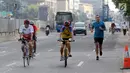 Warga berolahraga di kawasan Jalan Jenderal Sudirman hingga Jalan Thamrin, Jakarta, Minggu (17/6). Meski HBKB atau CFD ditiadakan, warga yang sudah terbiasa menjadikan lokasi ini untuk berolahraga tetap melakukan rutinitasnya. (Liputan6.com/Arya Manggala)