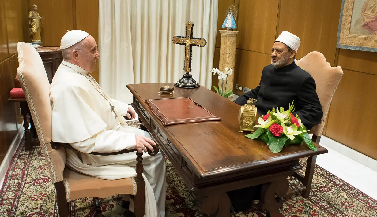 Paus Fransiskus melakukan pertemuan pribadi dengan Imam Besar Masjid Al-Azhar, Ahmed al-Tayeb di Vatikan, Selasa (7/11). Dalam pertemuan itu, Al-Tayeb menjanjikan kerja sama lebih besar dalam memerangi terorisme. (L'Osservatore Romano/Pool via AP)