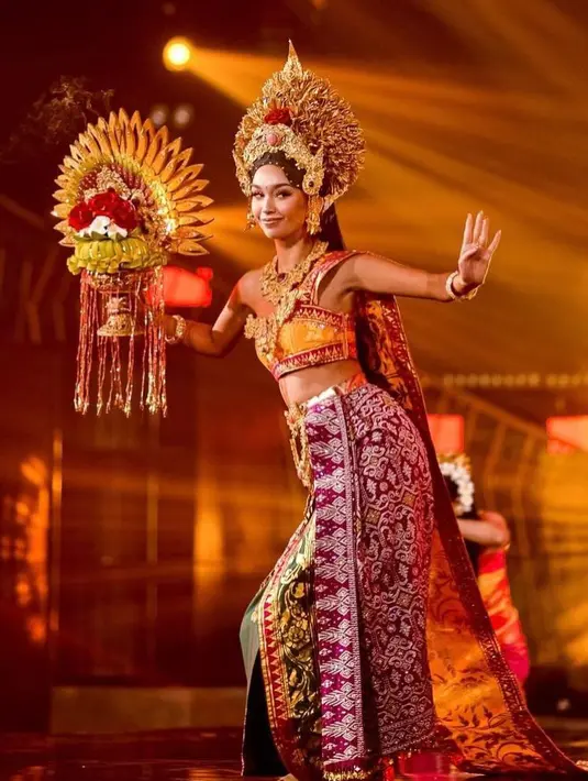 Sophia juga akan menampilkan kostum nasional di Miss Grand Internasional bertajuk Bali Sundaram yang sangat melekat dengan budaya Bali. Busana ini dirancang oleh Inggi Kendran. (Instagram/thesophiarogan).
