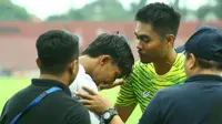 Kurniawan Kartika Ajie memberi semangat Yusuf Meilana yang merasakan sakit di lututnya. (Bola.com/Gatot Sumitro)