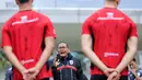 <p>Manajer Timnas Indonesia, Sumardji memberikan motivasi untuk para pemain sebelum memulai latihan perdana menjelang SEA Games 2025 di Stadion Madya, Kompleks Stadion Utama Gelora Bung Karno (SUGBK), Senayan, Jakarta, Selasa (11/11/2025). (Bola.com/Bagaskara Lazuardi)</p>