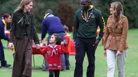 Adu Gaya Busana Kate Middleton Vs Melania Trump Saat Main Bareng Anak-anak Pramuka