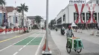 Pedagang makanan keliling saat melintasi jalur pedestrian yang telah rampung dibangun di kawasan wisata Kota Tua, Jakarta Barat, Senin (22/8/2022). Pemprov DKI Jakarta rencananya akan meresmikan jalur pedestrian Kota Tua ini pada akhir Agustus mendatang. (merdeka.com/Iqbal S. Nugroho)