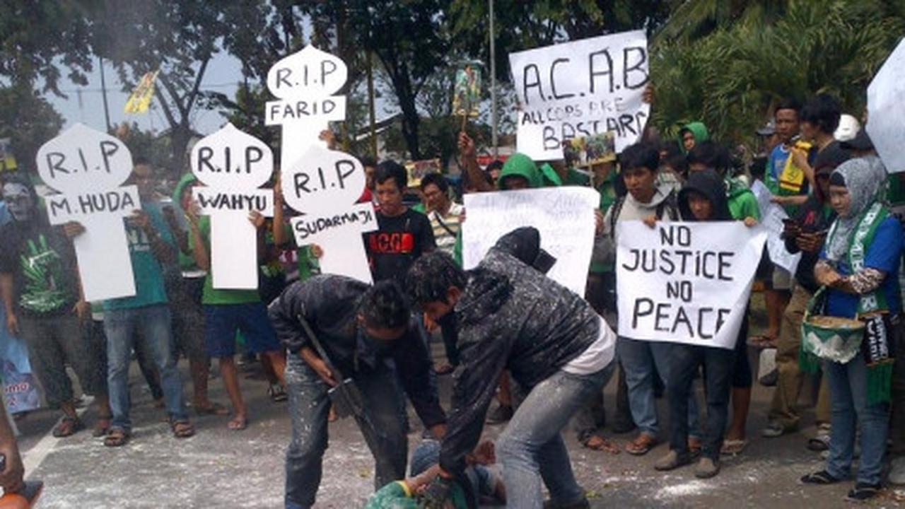 Marahi bonek saat kerusuhan sepakbola