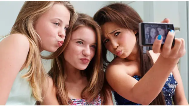 Sebuah studi yang dilakukan CNN dengan tajuk #Being13: Inside the Secret World of Teens melakukan survei tentang penggunaan media sosial pada remaja. Peneliti terkejut ketika menemukan fakta frekuensi remaja membuat status dan selfie.