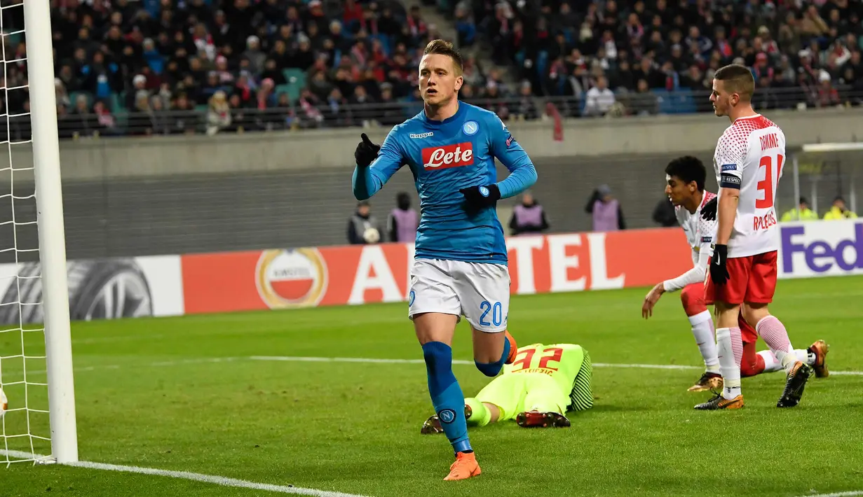 Gelandang Napoli, Piotr Zielinski melakukan selebrasi usai mencetak gol ke gawang RB Leipzig pada 32 besar Liga Europa di Red Bull Arena, (22/2). Napoli tersingkir karena kalah agresivitas gol tandang. (AP Photo / Jens Meyer)