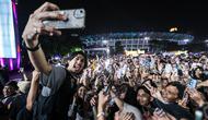 Vokalis Sheila on 7, Akhdiyat Duta Modjo melakukan swafoto bersama para penonton Kapanlagi Buka Bareng (KLBB) 2026 yang berlangsung di Stadion Madya, Senayan, Jakarta, Minggu (01/03/2026). (Bola.com/Bagaskara Lazuardi)