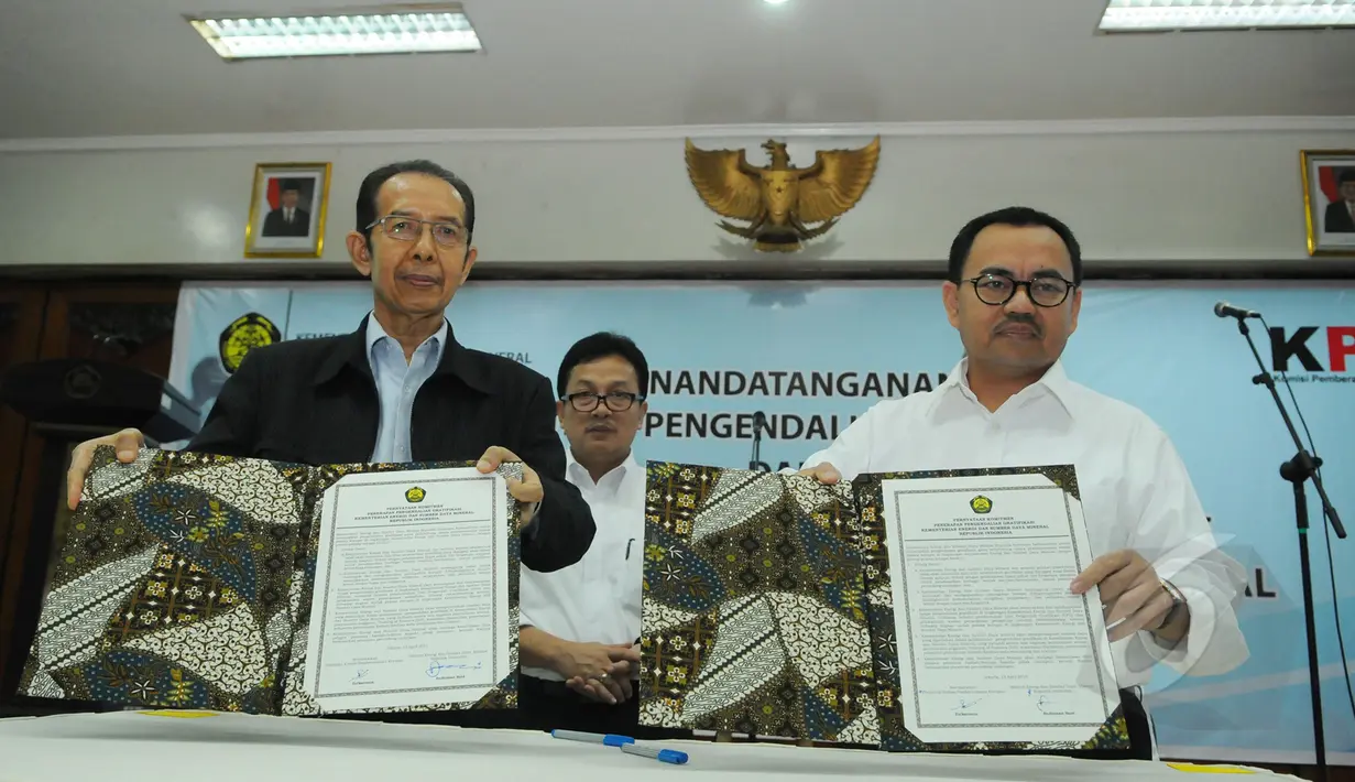 Menteri ESDM, Sudirman Said (kanan) bersama pimpinan KPK Zulkarnain memperlihatkan penandatanganan Komitmen Pengendalian Gratifikasi di gedung Kementerian ESDM, Jakarta, Senin (13/4/2015). (Liputan6.com/Herman Zakharia)