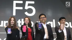 PR Manager Oppo Aryo Meidianto (kedua kanan), Marketing Director Oppo Alinna Wenxin (kiri), Marketing Planning Manager Oppo Suwanto (kanan) dan aktris Chelsea Islan (kedua kiri) menunjukkan Oppo F5, Jakarta, Senin (13/11). (Liputan6.com/Angga Yuniar)