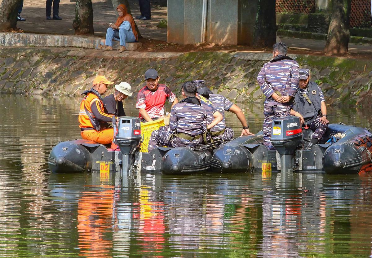 FOTO: TNI AL Bantu  Memusnahkan Ikan Sapu Sapu di Setu babakan