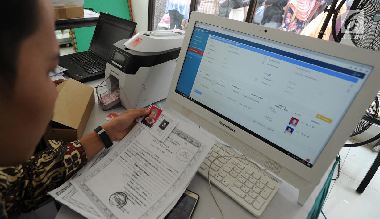 Petugas Disdukcapik Kota Depok melakukan pendataan saat menggelar pembuatan Kartu Identitas Anak (KIA) di Kantor Kecamatan Cinere, Depok, Jawa barat, Rabu (2/10/2019). Ratusan emak-emak menyerbu pelayanan gratis ini sebagai syarat administrasi anak masuk tahun ajaran baru. (merdeka.com/Arie Basuki)