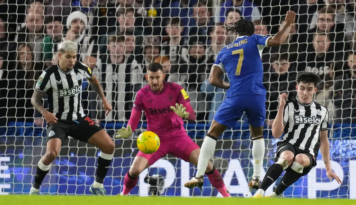 Gelandang Chelsea, Raheem Sterling (kedua kanan) melepaskan tendangan di depan gawang Newcastle United pada laga perempatfinal Carabao Cup 2023/2024 di Stamford Bridge, London, Rabu (20/12/2023) dini hari WIB. (AP Photo/Kirsty Wigglesworth)