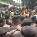 Massa Bentangkan Merah Putih Panjang Datangi Gedung DPR