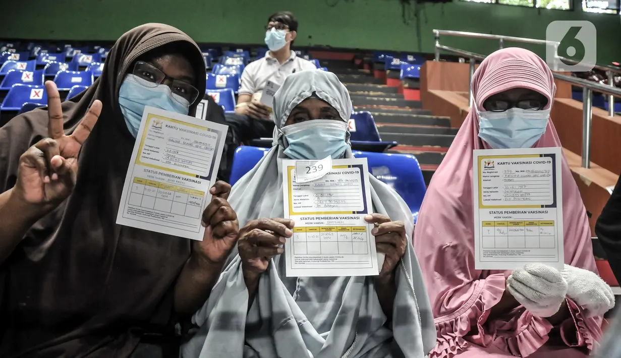 Pencari suaka menunjukkan sertifikat vaksinasi COVID-19 di GOR Bulungan, Kebayoran Baru, Jakarta, Kamis (7/10/2021). Vaksinasi tahap pertama untuk pencari suaka di Jakarta yang dimulai hari ini tersedia untuk 600 orang. (merdeka.com/Iqbal S. Nugroho)