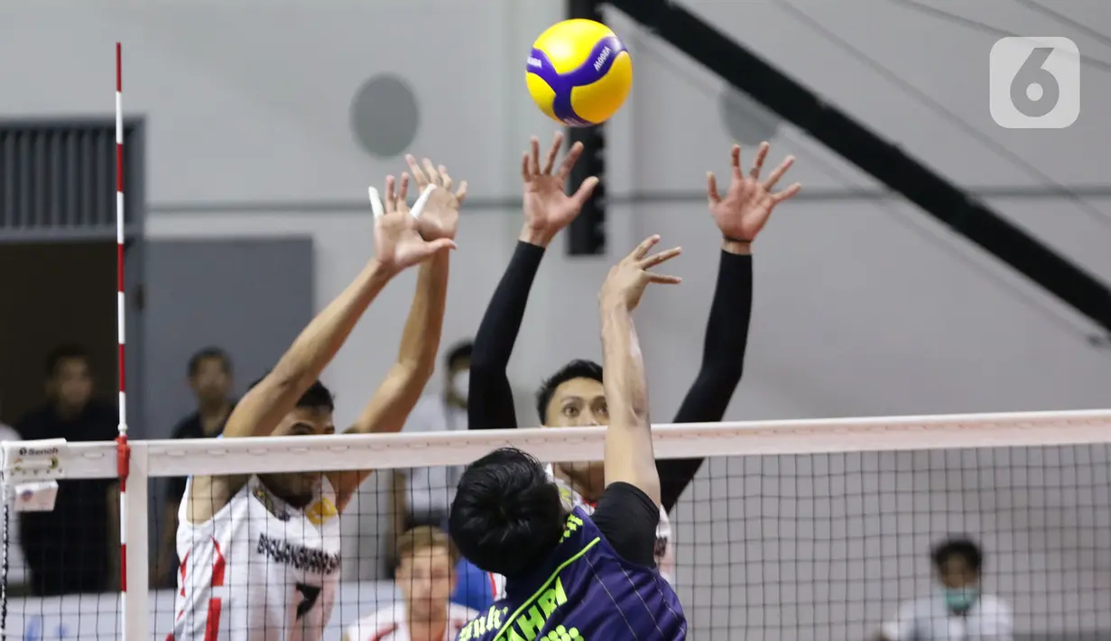 Pevoli putra Kudus Sukun Badak, Fahri Septian P melakukan smesh saat melawan Surabaya Bhayangkara Samator dalam pertandingan PLN Mobile Proliga 2022 di Padepokan Voli Jenderal Polisi Kunarto, Sentul, Bogor, Minggu (9/1/2022). Surabaya Bhayangkara Samator unggul 3-1. (Liputan6.com/Helmi Fithriansyah)