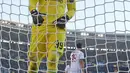 Gianluigi Donnarumma saat ingin mengambil bola yang masuk ke gawangnya untuk kedua kalinya saat bertanding melawan Hellas Verona pada lanjutan Liga Italia di stadion Bentegodi, Italia, (17/12). Milan takluk 3-0 atas Verona. (Simone Venezia/ANSA via AP)