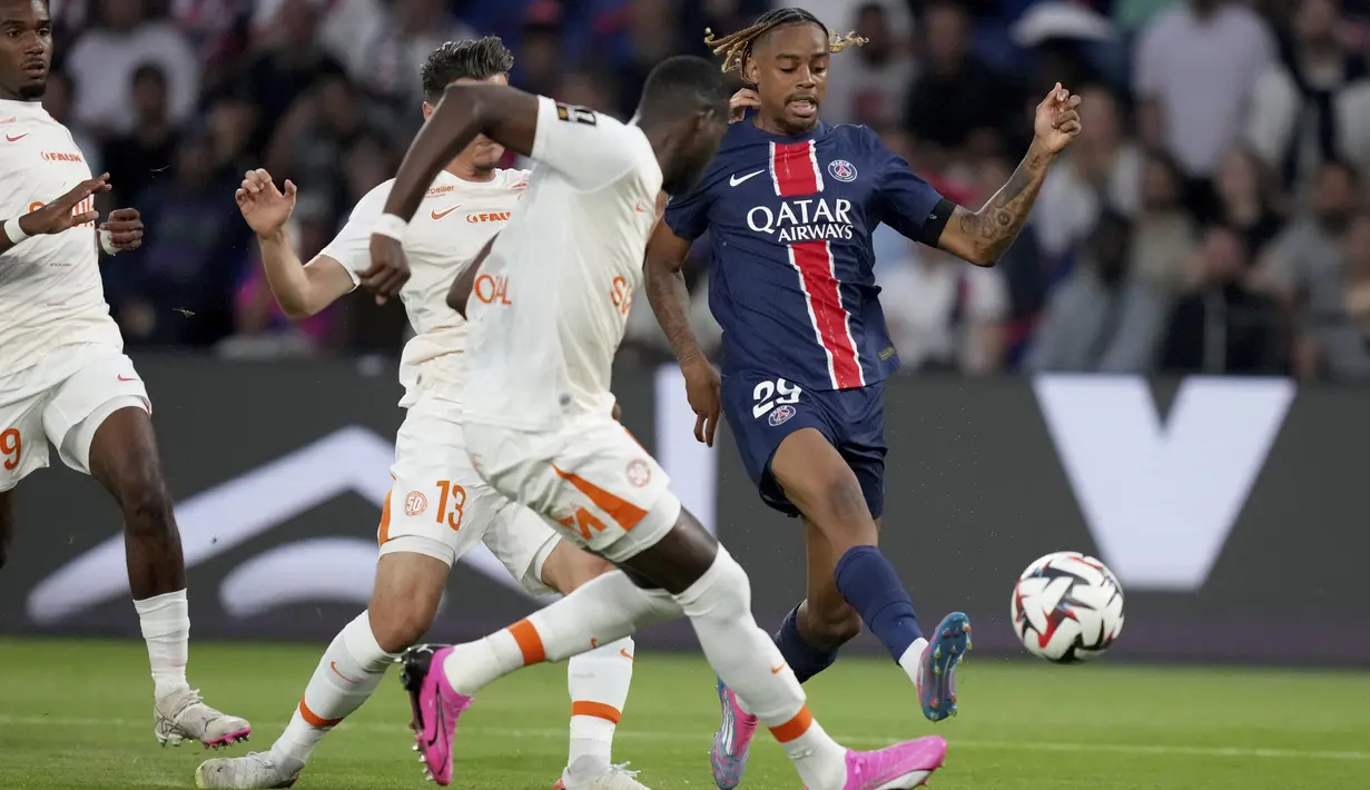 Penyerang PSG Bradley Barcola (kanan) mencetak gol pembuka ke gawang Montpellier dalam duel pekan ke-2 Ligue 1 2024/2025 di Parc des Princes, Sabtu (24/8/2024) dinihari WIB. (AP Photo/Thibault Camus)