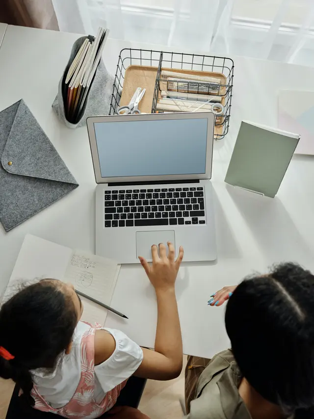 Ilustrasi anak dan laptop | August de Richelieu dari Pexels